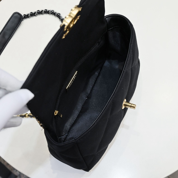 シャネルバッグ着用イメージ